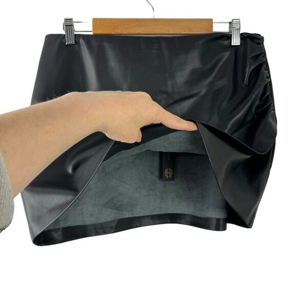 NWT House of Harlow 1960 Black Vegan Leather Mini Ruched Skirt Size Medium - Picture 6 of 15